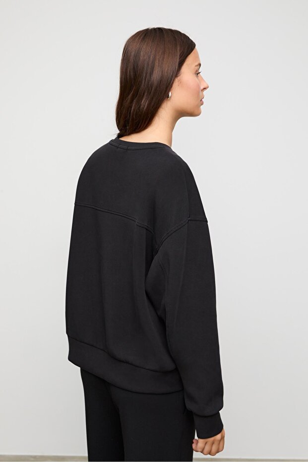 Soft Texture Basic Sweatshirt - 4