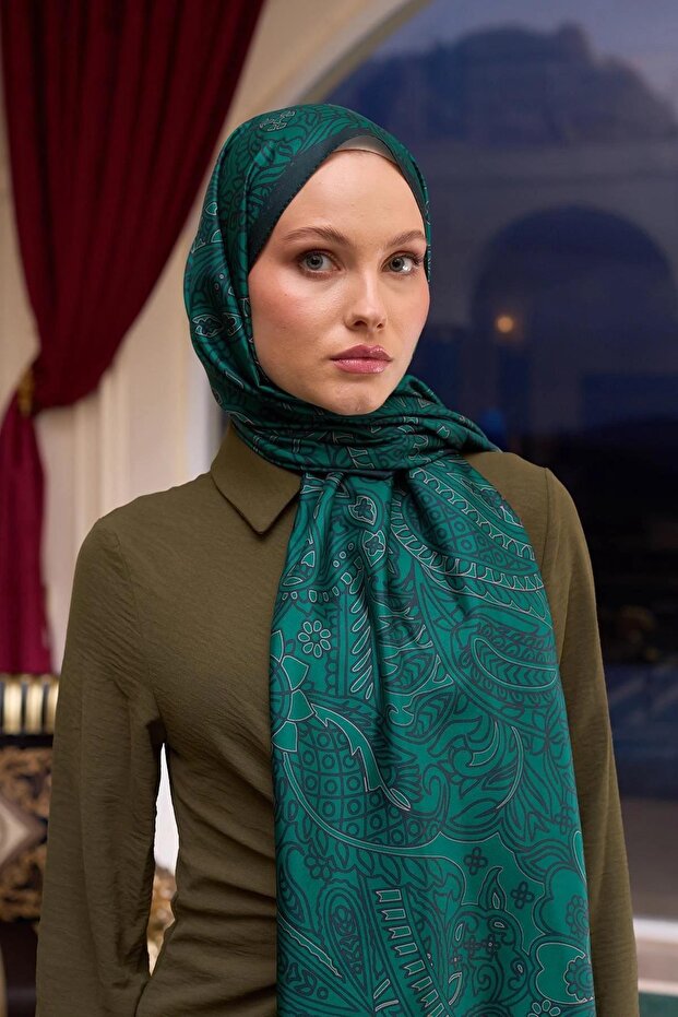 شال منقوش من قماش الفوال باللون الأخضر الزمردي - 9803-32