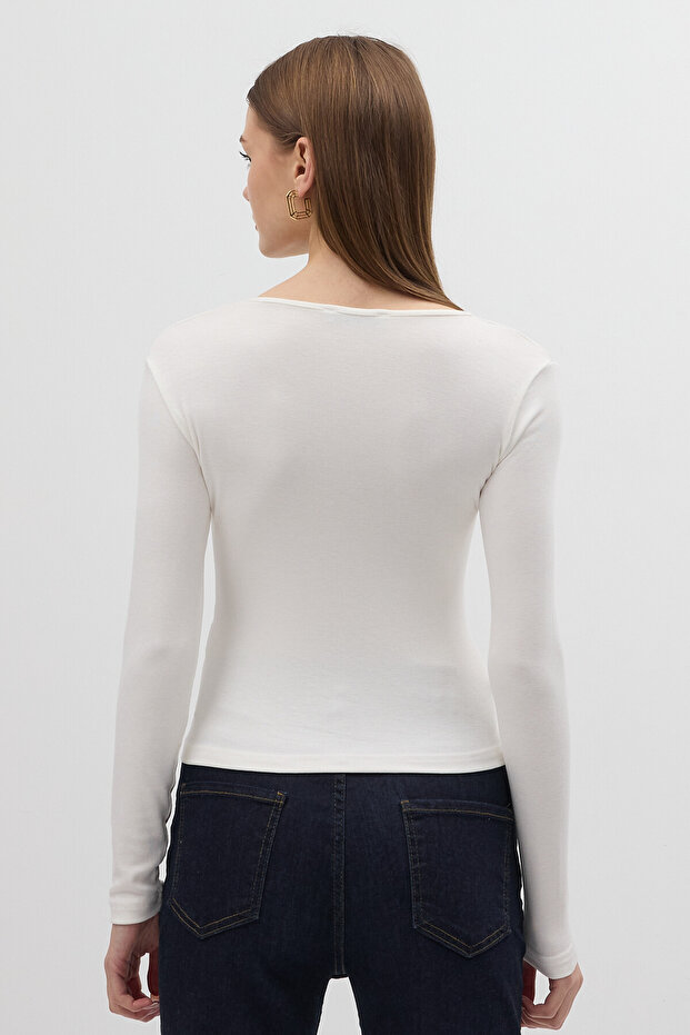 بلوزة إكرو بفتحة رقبة على شكل حرف V ومزينة بأزرار أمامية 8226A - 5