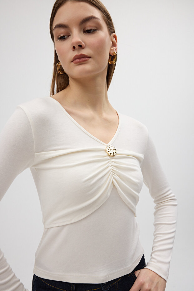 بلوزة إكرو بفتحة رقبة على شكل حرف V ومزينة بأزرار أمامية 8226A - 4