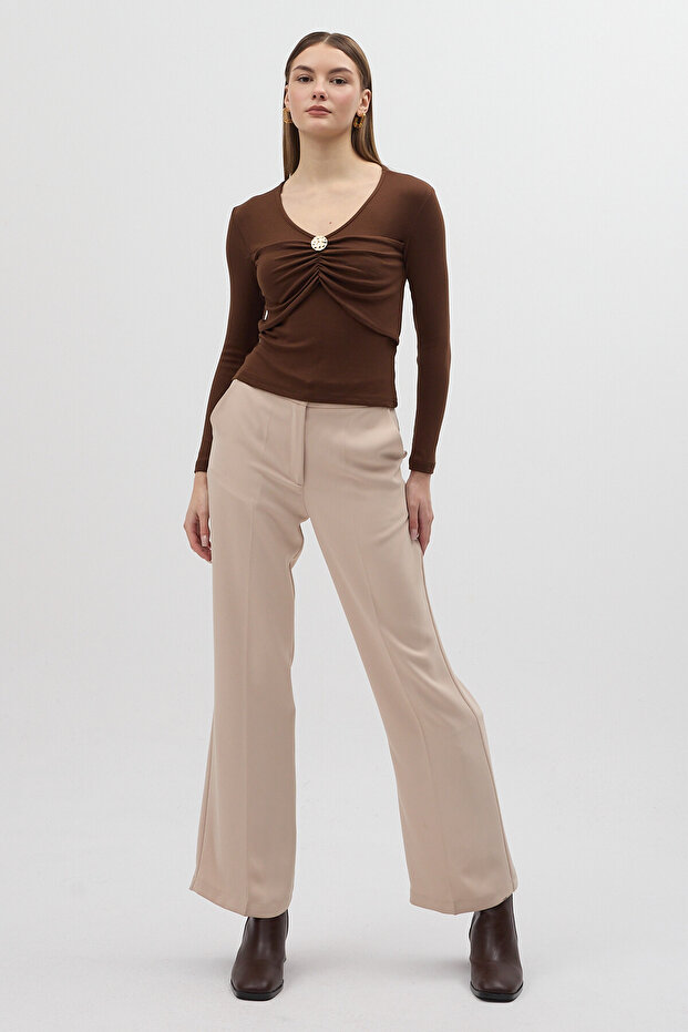 بلوزة بنية اللون بفتحة رقبة على شكل حرف V ومزينة بأزرار أمامية 8226A - 6