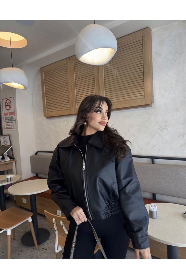 سترة بومبر جلدية باللون الأسود - 2