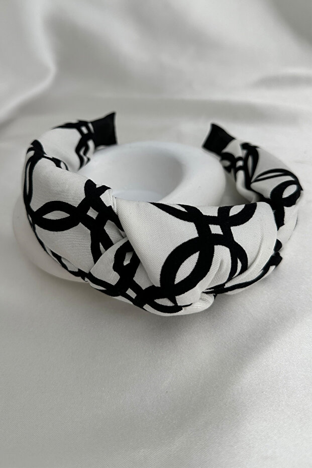 تاج منقوش بسلسلة باللونين الأسود والأبيض - 5