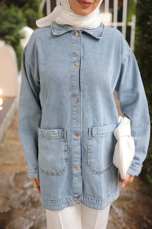 سترة جينز زرقاء مع جيوب وأزرار - 3