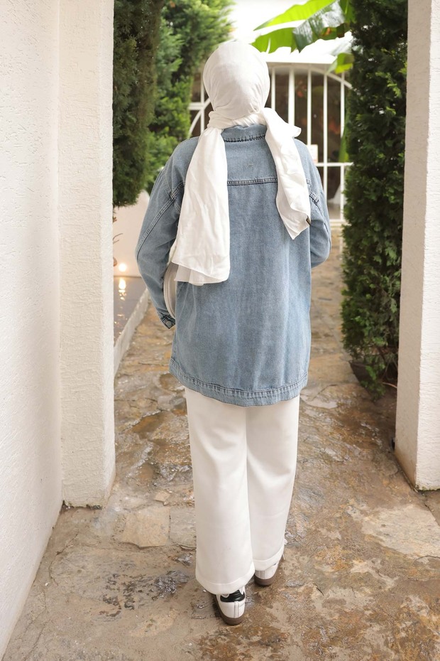 سترة جينز زرقاء مع جيوب وأزرار - 5