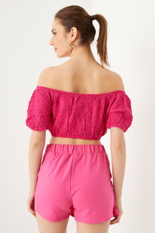 بلوزة قصيرة ملفوفة باللون الفوشيا - 4