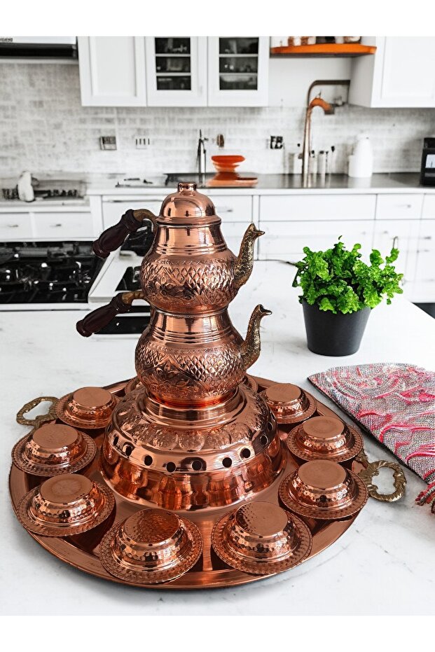 طقم عشاء فطور لـ 6-8 أشخاص مع إبريق شاي نحاسي وصينية تقديم