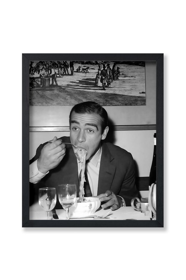 ALAYRA Poster Master Connery - Connery Eating Pasta Print - Food & Drink Art - Celebrity Art - Black and White Photography - Great Kitchen or Restaurant Wall Decor - UNFRAMED20.3X25.4 CM