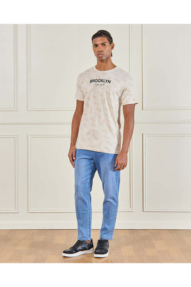 تي شيرت رجالي مطبوع باللون البيج - 2