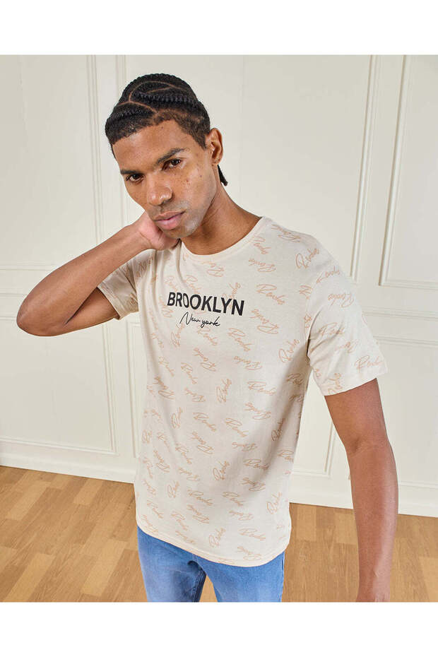 تي شيرت رجالي مطبوع باللون البيج - 5