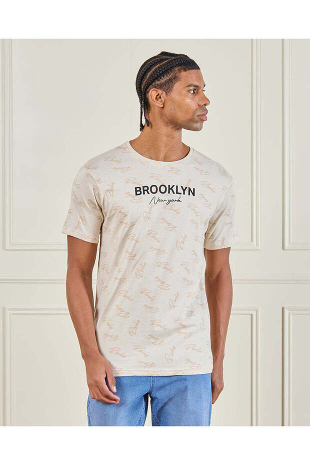 تي شيرت رجالي مطبوع باللون البيج - 1