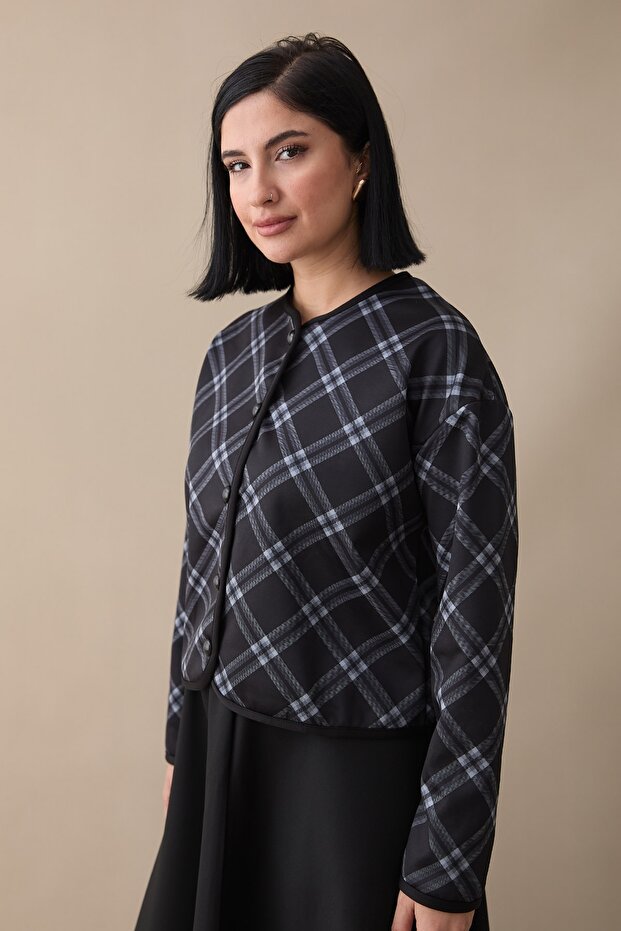 طقم أسود مكون من سترة وتنورة بنقشة مربعات - 3