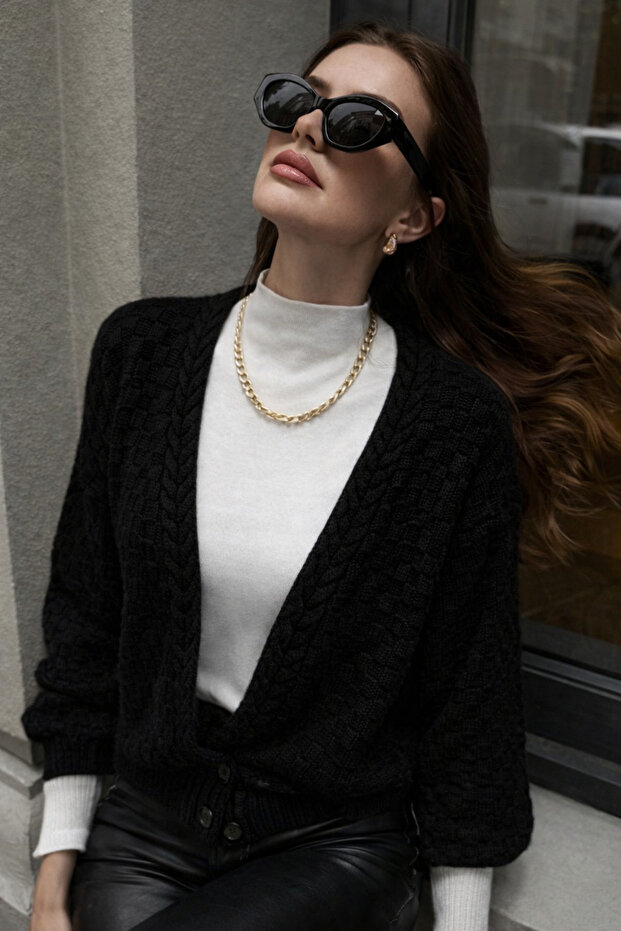 Women's Cropped Cardigan with 6 Buttons at the Bottom