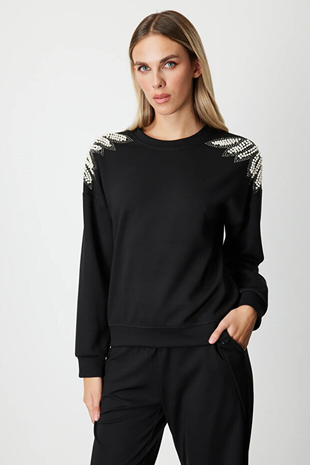 سترة رياضية مزينة باللؤلؤ على الأكتاف - 7