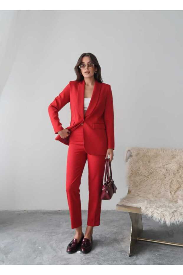طقم سترة وبنطلون بزر واحد باللون الأحمر - 1