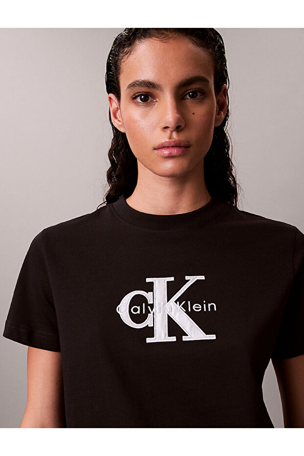 Női normál szabású, kerek nyakú, logóval hímzett, rövid ujjú fekete póló LV047E819G-UB1 - 2