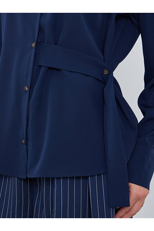 قميص فضفاض بلون موحد مزين بأزرار غير متماثلة - 3