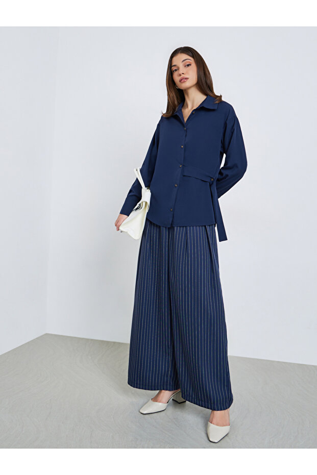 قميص فضفاض بلون موحد مزين بأزرار غير متماثلة - 2