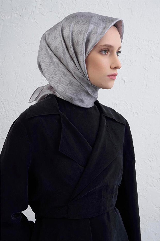 وشاح من نسيج التويل الحريري الخالص بنمط مونوغرام 9412D 87