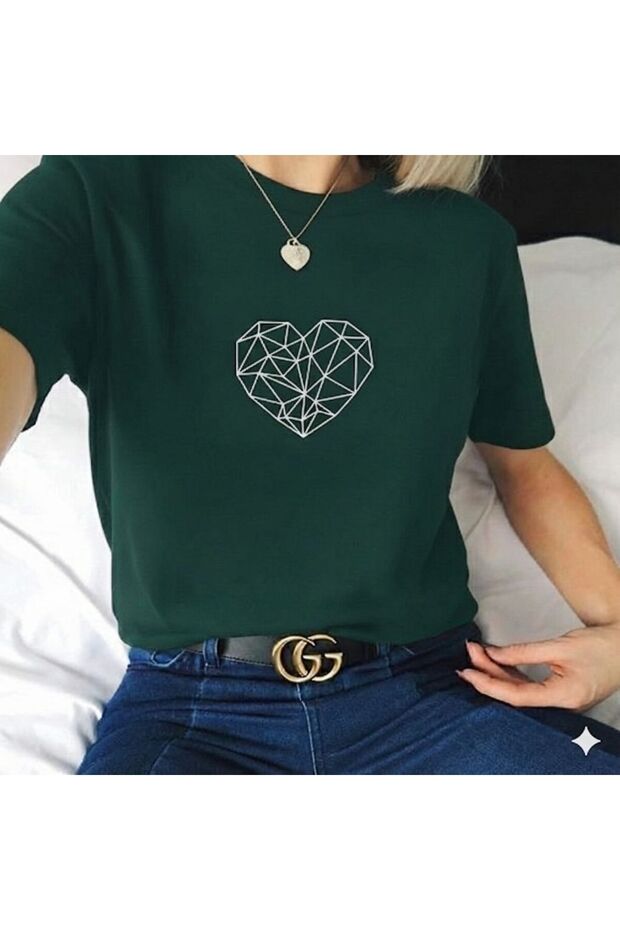 تي شيرت نسائي أساسي من GEOMETRIC HEART B مطبوع