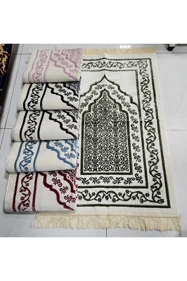 سجادة صلاة بتصميم المحراب الكلاسيكي ونقوش جانبية رقيقة بألوان هادئة ومميزة.