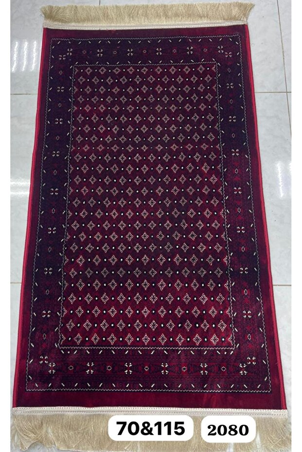 سجادة عودي بنقوش هندسية صغيرة متكررة وإطار ناعم بمقاس $70 \times 115$ سم.