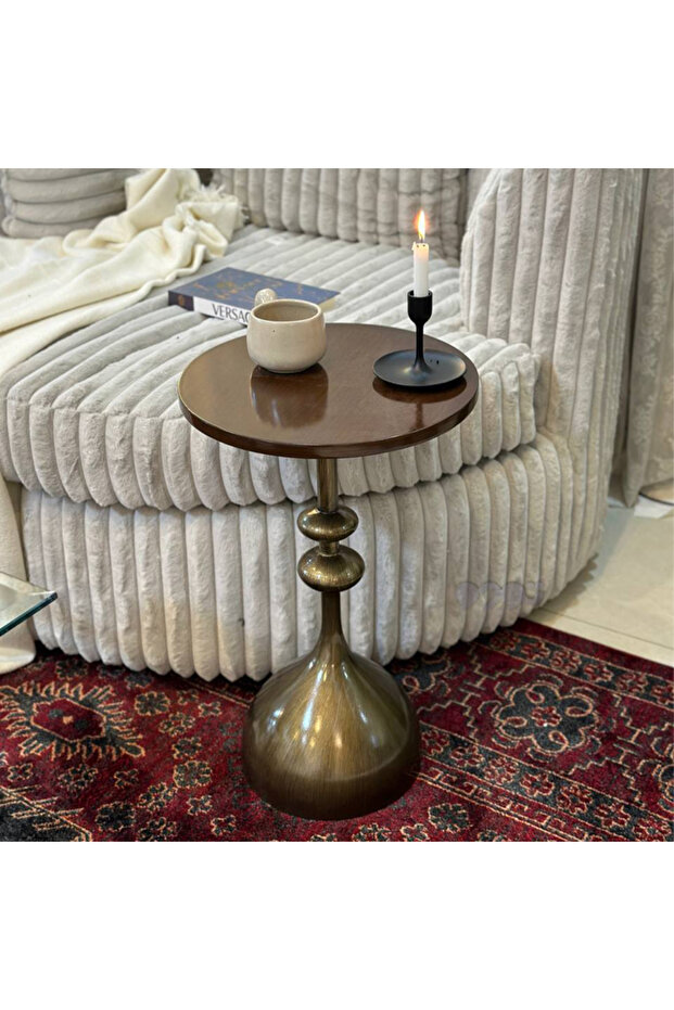 طاولة خدمة كلاسيكية