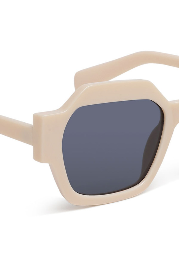 Women Bold Bevel Square Sunglasses in Beige