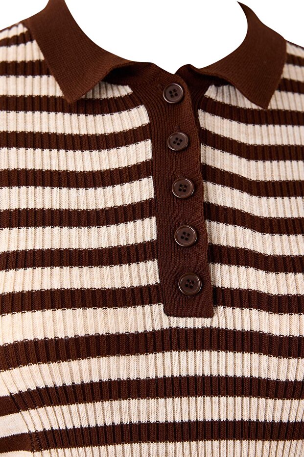 Kahverengi Polo Yaka Basic Çizgili Fitted/Vücudu Saran Triko Kazak TBBAW26AN00064 - 6