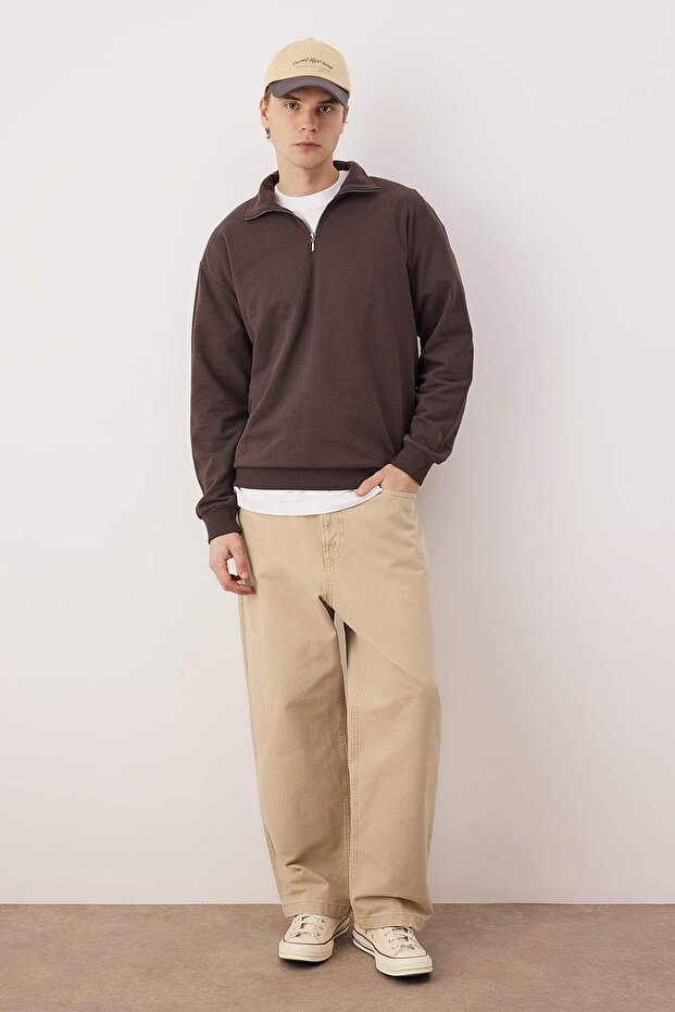 Kahverengi Oversize/Geniş Kesim Dik Yaka Fermuarlı Etiketli İçi Polarlı Sweatshirt TMNAW25SW00168 - 2