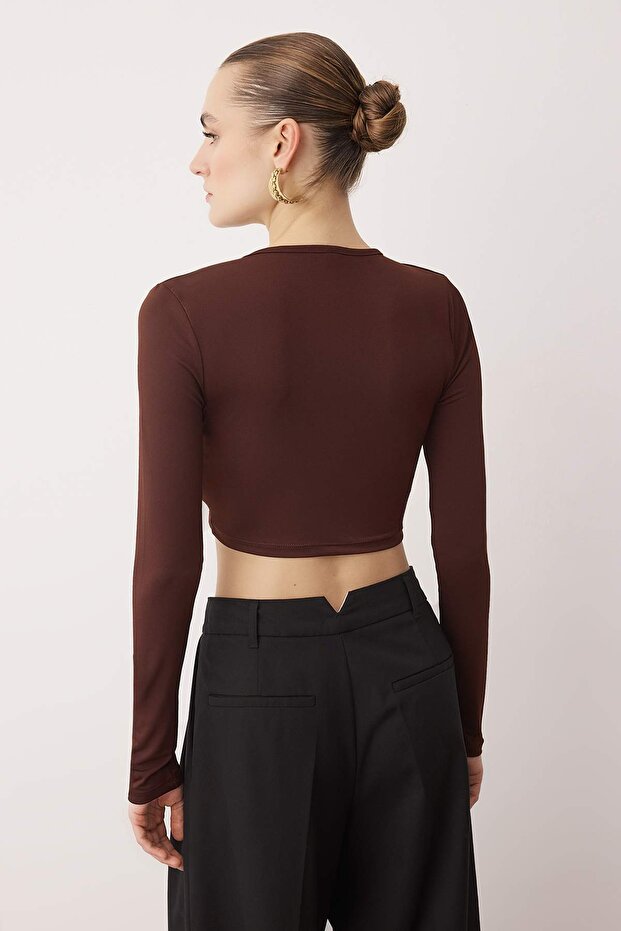 Kahverengi Crop Astarlı Pencere/Cut Out Detaylı Bluz TPRAW23BZ00030 - 4