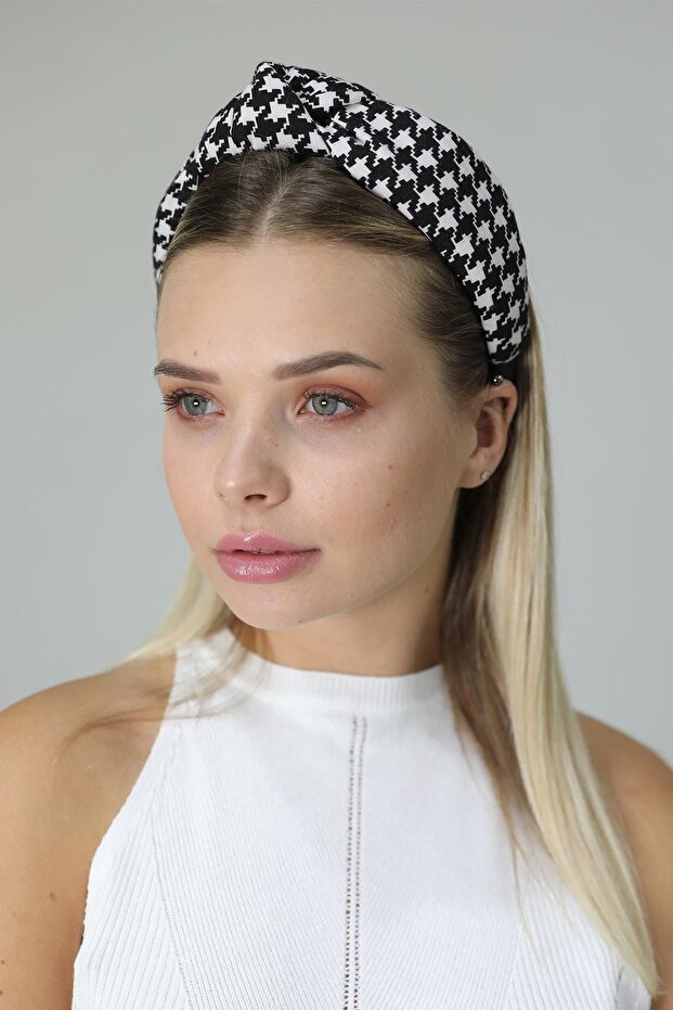 تاج منقوش بنقشة المخل باللونين الأبيض والأسود - 1