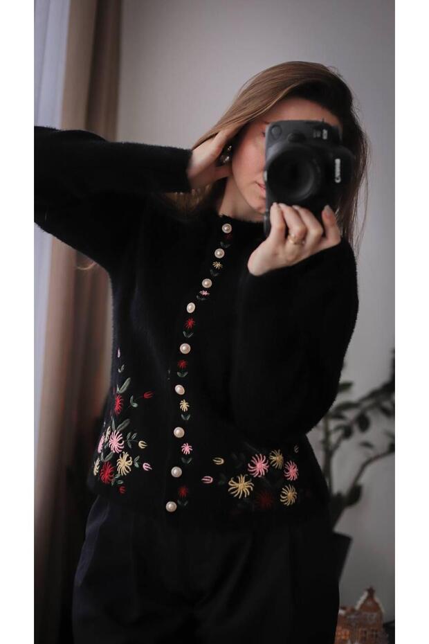 Floral Embroidered Pearl Buttoned Cardigan