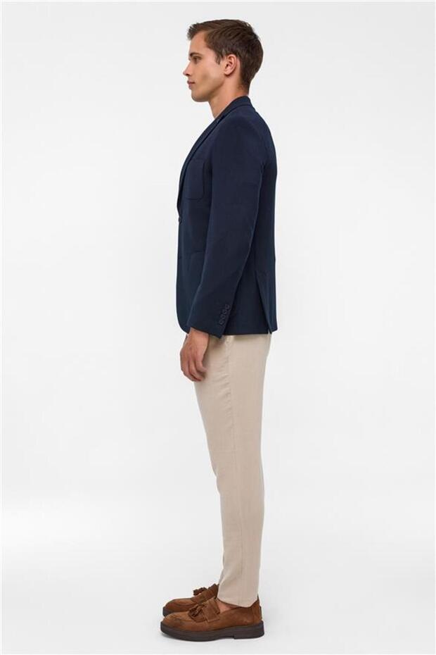 سترة مدببة ذات ياقة مدببة منقوشة باللون الأزرق الداكن 6 - 7