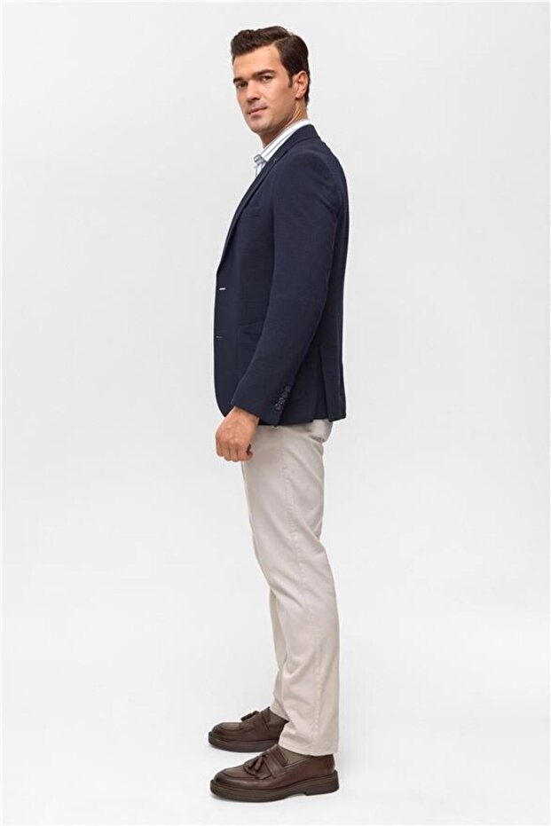 سترة زرقاء داكنة ضيقة منقوشة بياقة واحدة وستة أزرار - 5