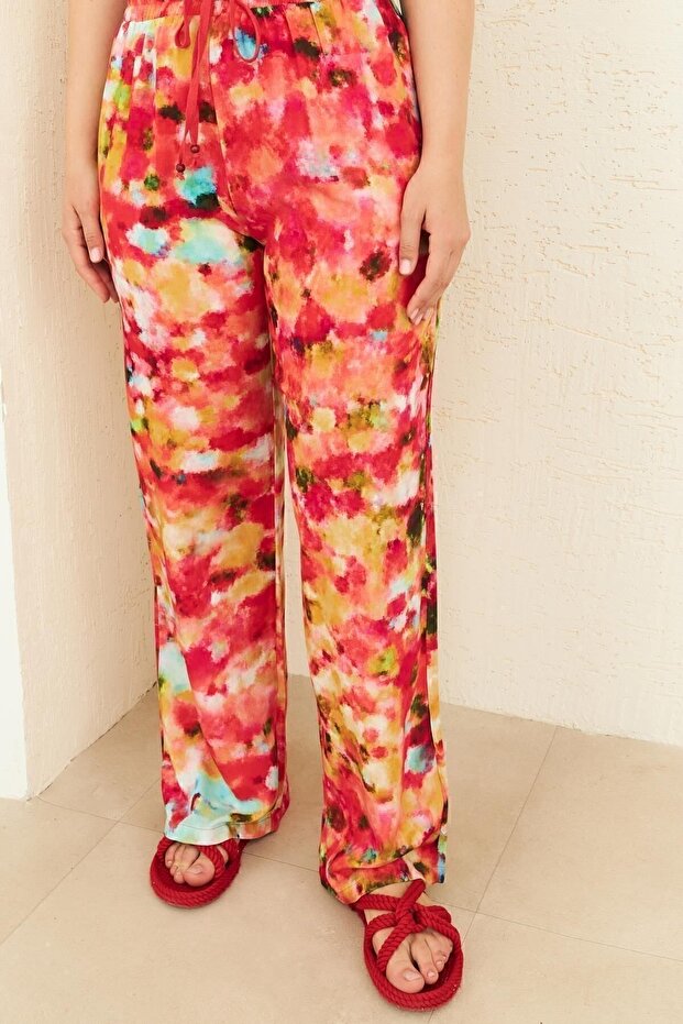 بنطال واسع الساق منقوش باللون الأحمر - 3