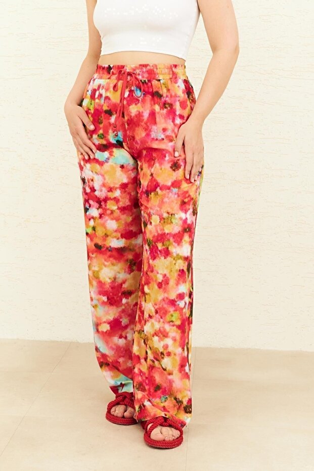 بنطال واسع الساق منقوش باللون الأحمر - 4