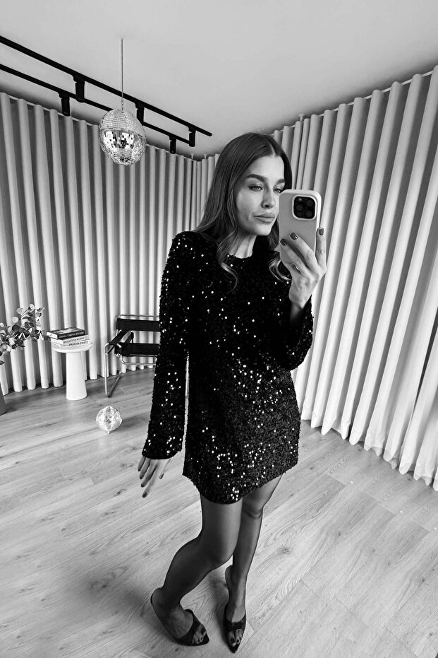 Siyah Vatkalı Pullu Astarlı Mini Elbise - 4