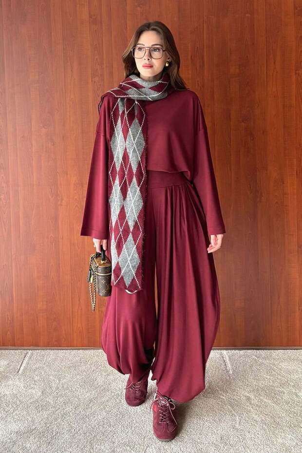 وشاح منقوش باللون العنابي على شكل البقلاوة - 2