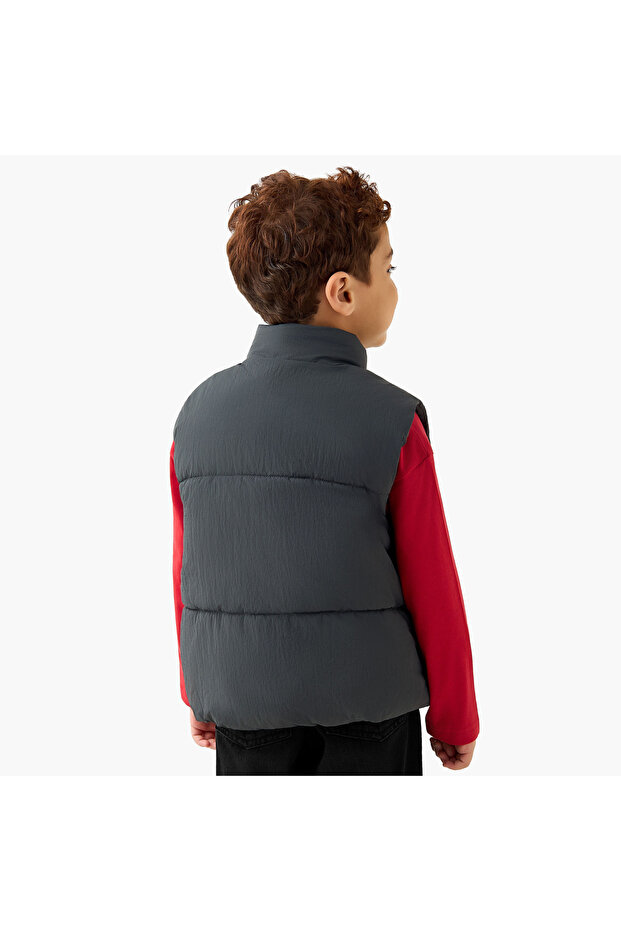 جاكيت مبطن بدون أكمام بلون موحد، مزود بجيوب وسحاب للإغلاق - 3