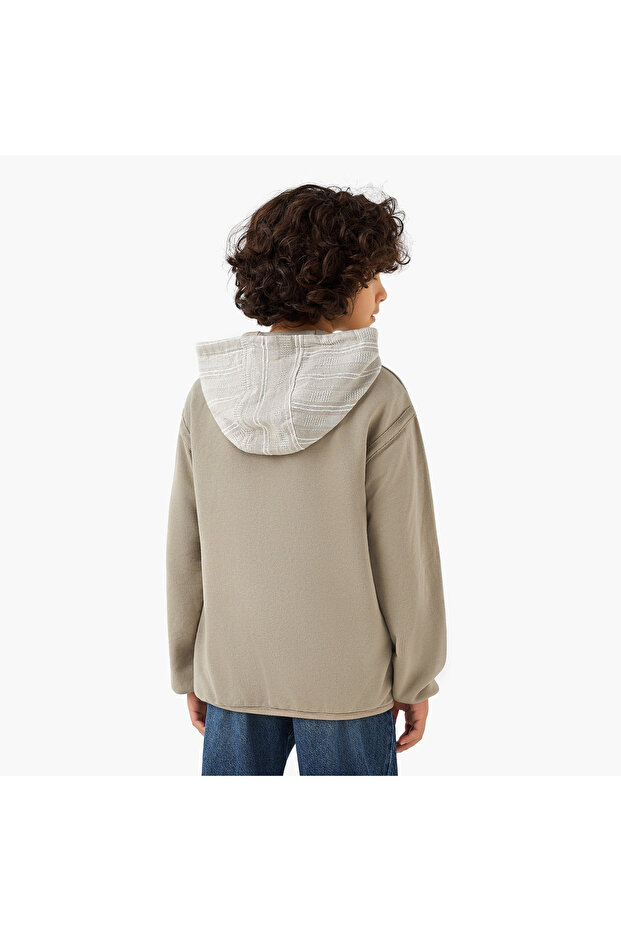 كنزة صوفية بغطاء رأس سادة مزينة بأزرار - 3