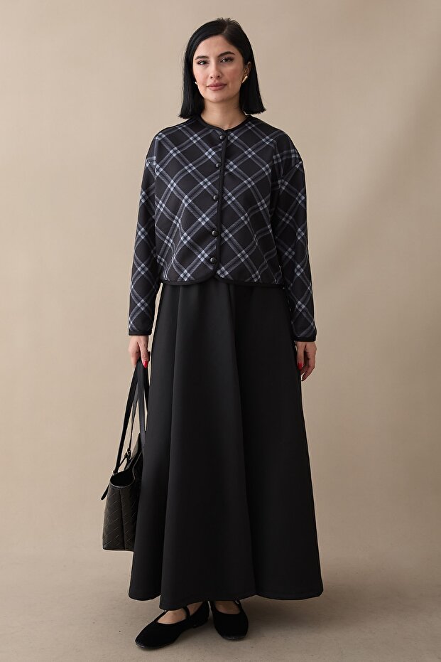 طقم أسود مكون من سترة وتنورة بنقشة مربعات - 5