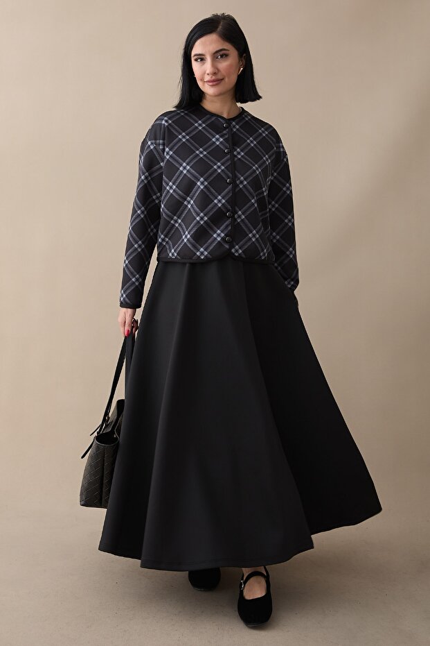 طقم أسود مكون من سترة وتنورة بنقشة مربعات - 1