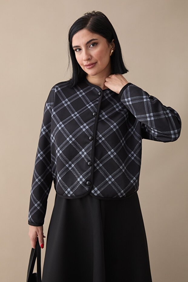 طقم أسود مكون من سترة وتنورة بنقشة مربعات - 4