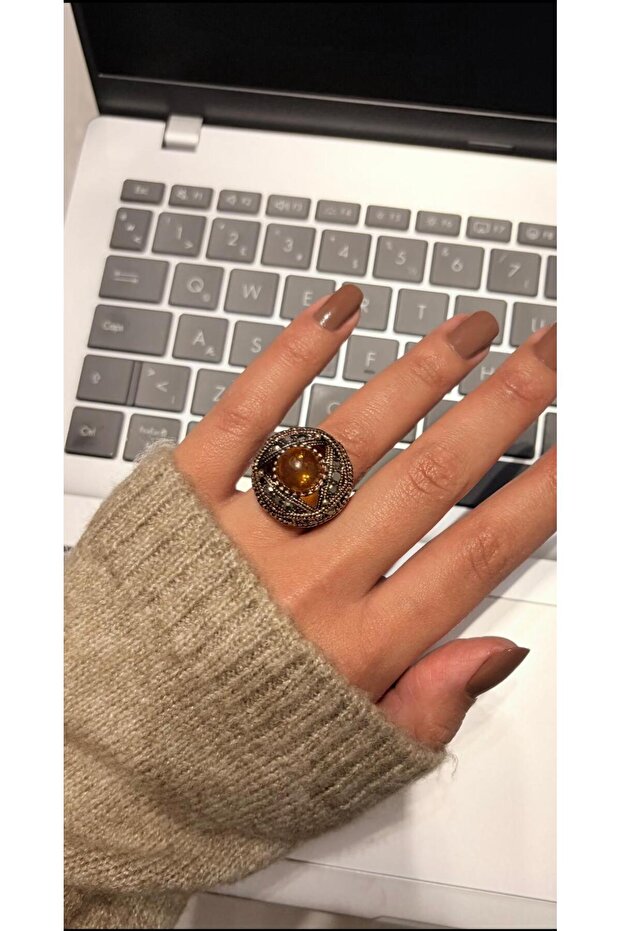 Retro Model Round Shaped Amber Stone Ring