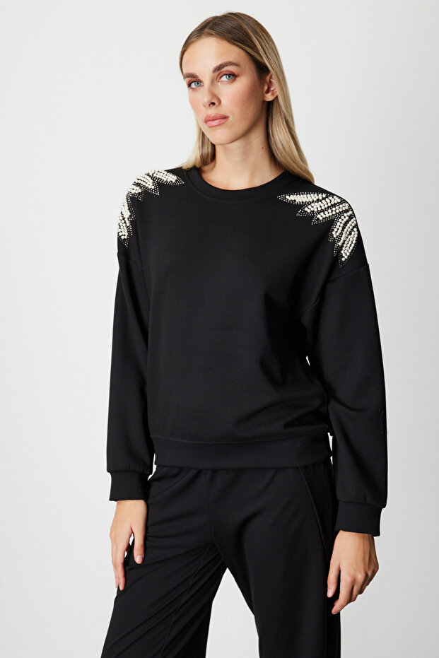 سترة رياضية مزينة باللؤلؤ على الأكتاف - 8