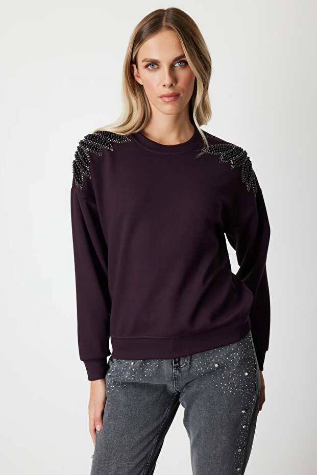 سترة رياضية مزينة باللؤلؤ على الأكتاف - 2