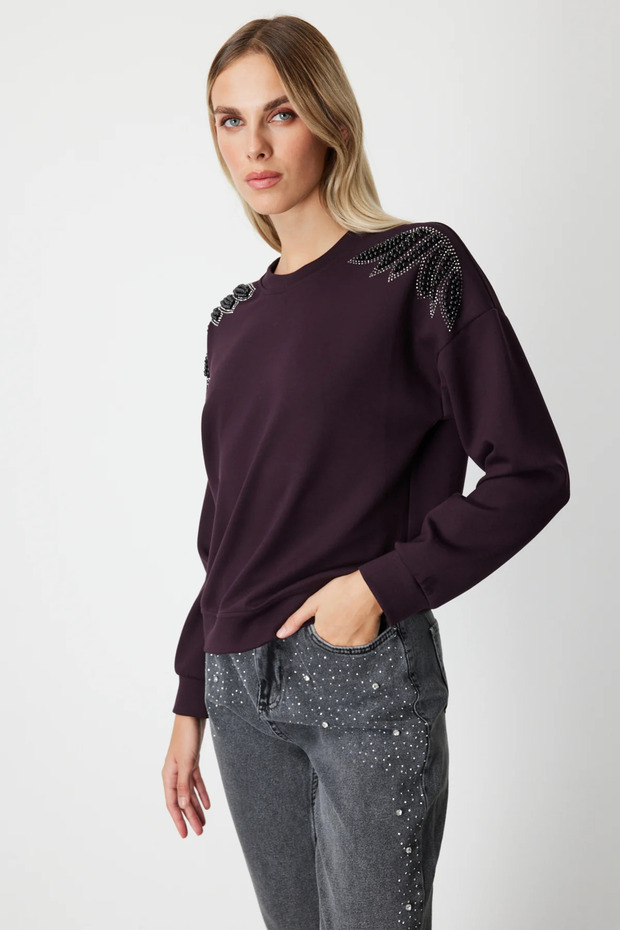 سترة رياضية مزينة باللؤلؤ على الأكتاف - 4