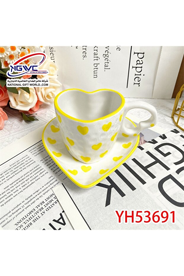 فنجان قهوة مع صحن على شكل قلب – طقم سيراميك بتصميم قلوب أنيق