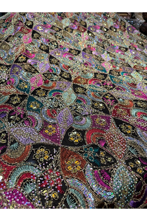 قماش كانفيتشا بتطريز كثيف وتفاصيل أحجار، مقاس 100×150 سم